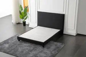 Sommier tapissier haute qualité dans une chambre épurée